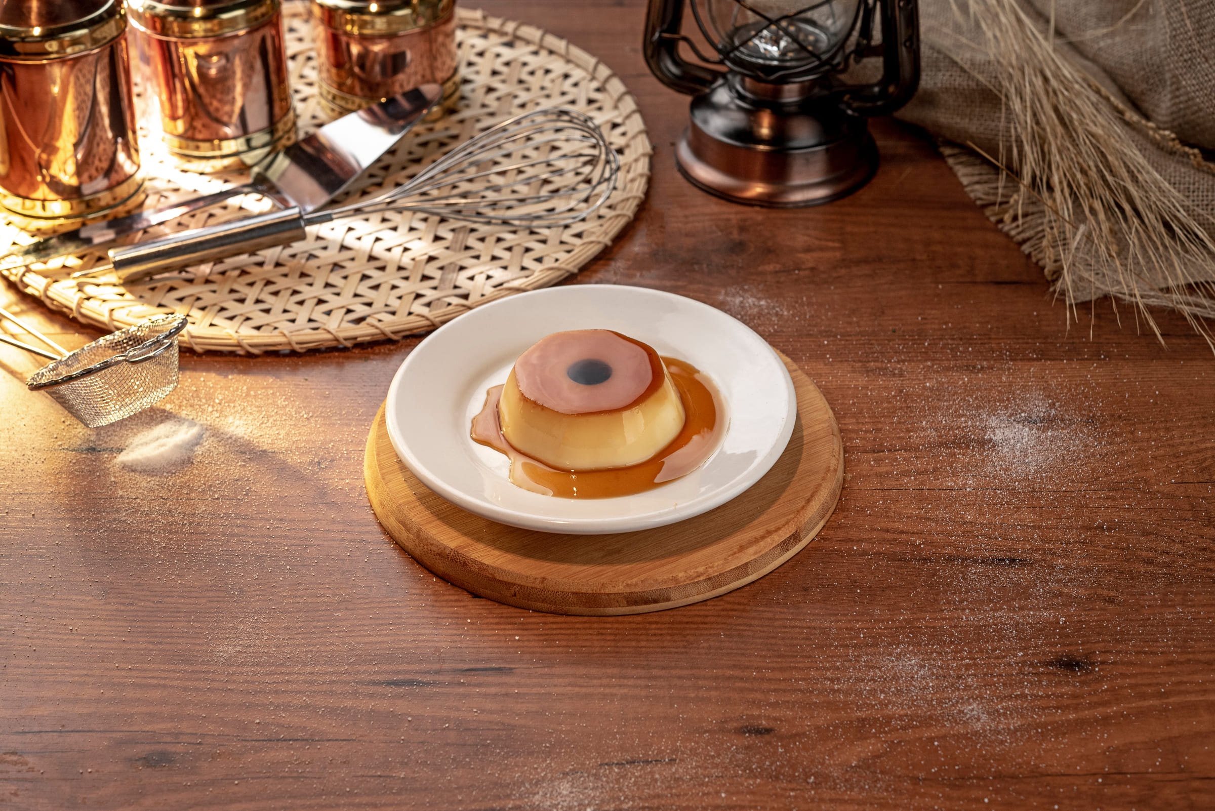 Pudim com calda de caramelo em prato branco